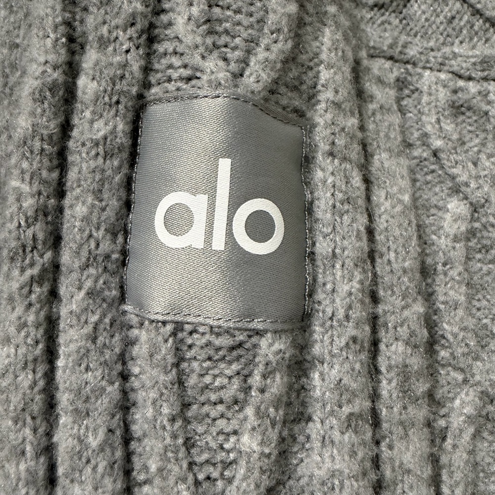 Auth.✅ ALO Yoga Bliss Knit Crop Hoodie in “Athletic Heather Grey” Size M/L🩶 - Picture 7 of 9